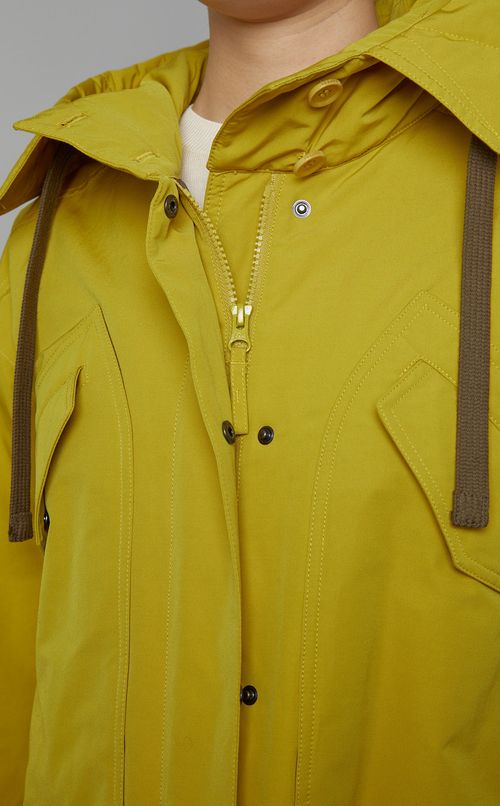 ナイロン中綿フード付ショートブルゾン