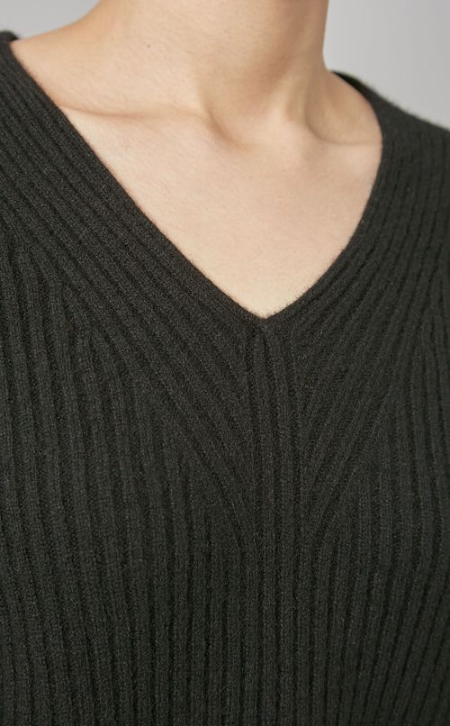 Vネックシームレスニット