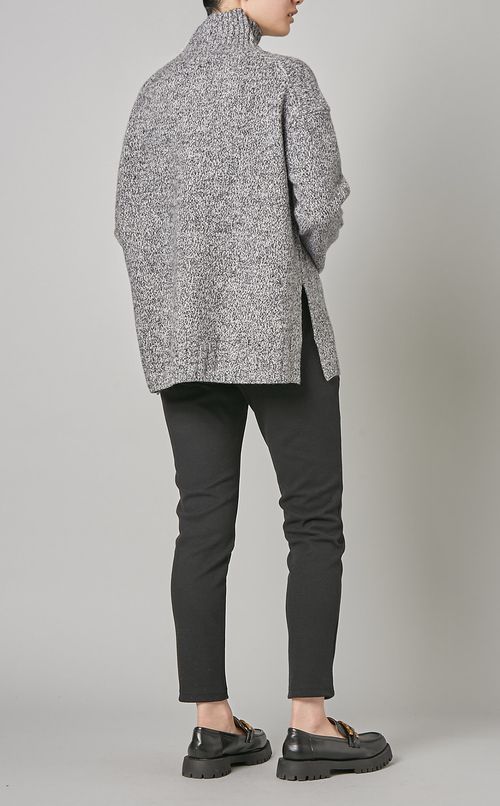 サイドスリットタートルネックニット