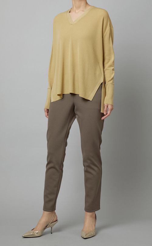 スリムテーパードパンツ