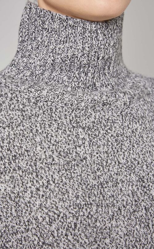 サイドスリットタートルネックニット