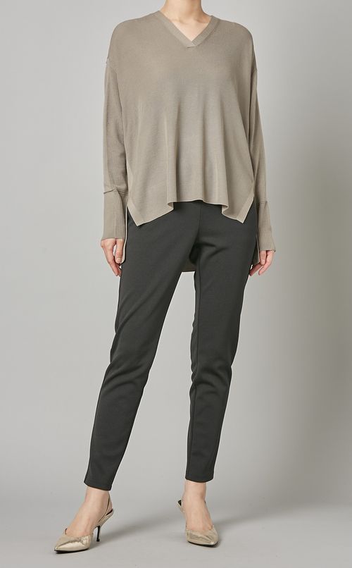 スリムテーパードパンツ