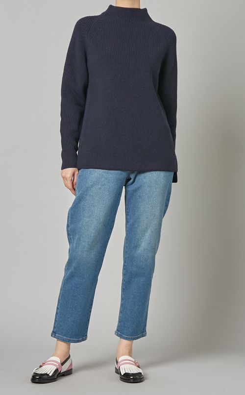 タイトテーパードデニムパンツ