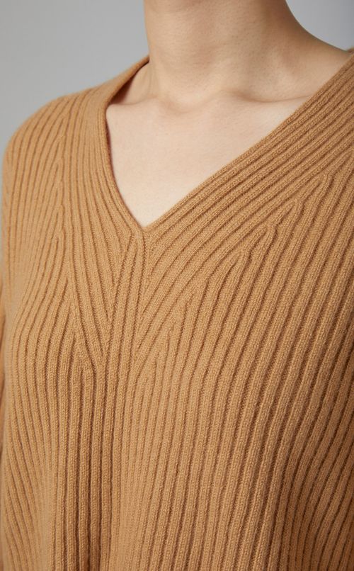 Vネックシームレスニット