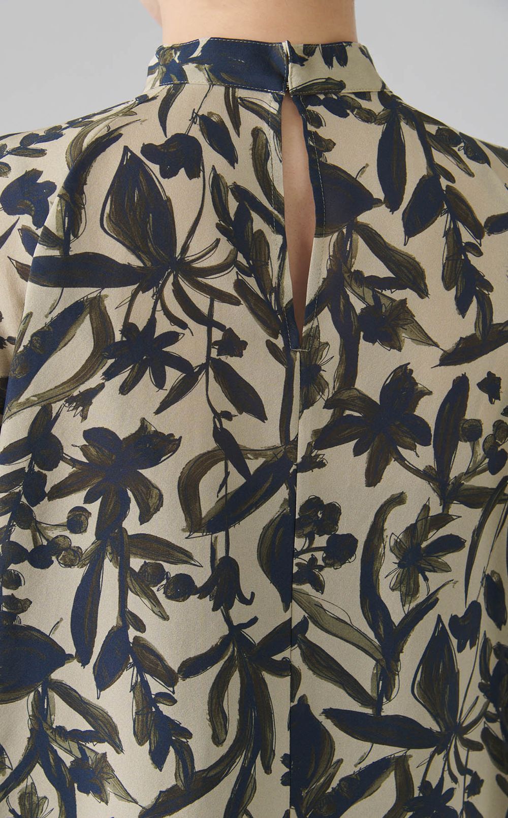 リーフプリントフロントタイブラウス