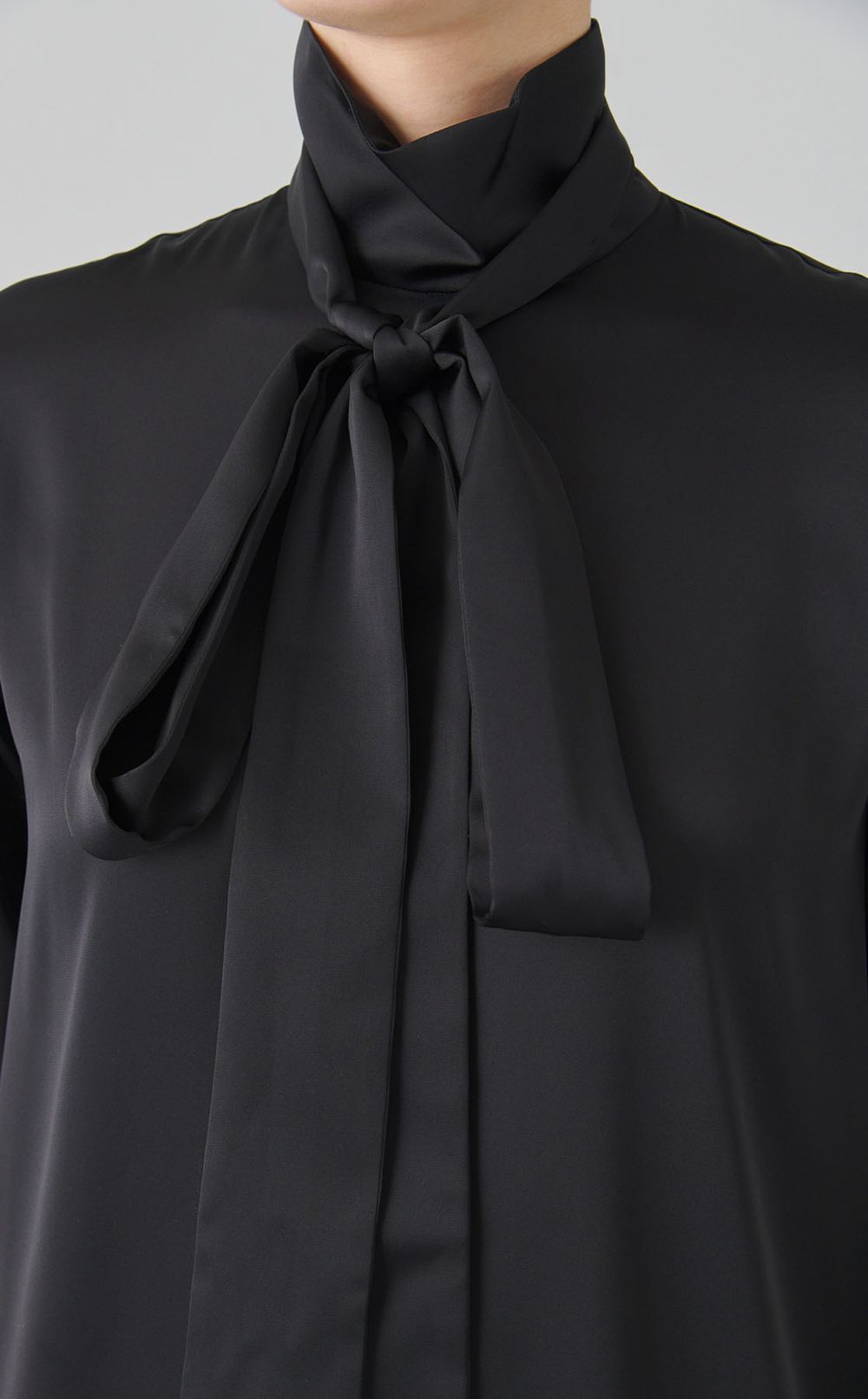 ボウタイ付ハイネックドレープブラウス