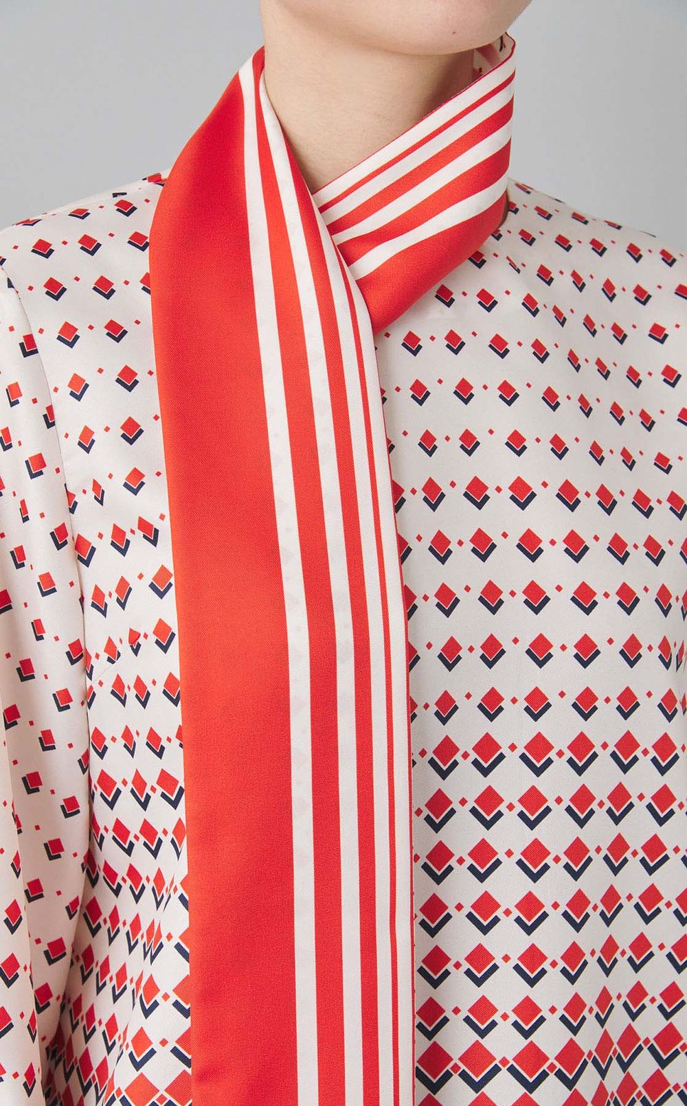 プリントボウタイブラウス