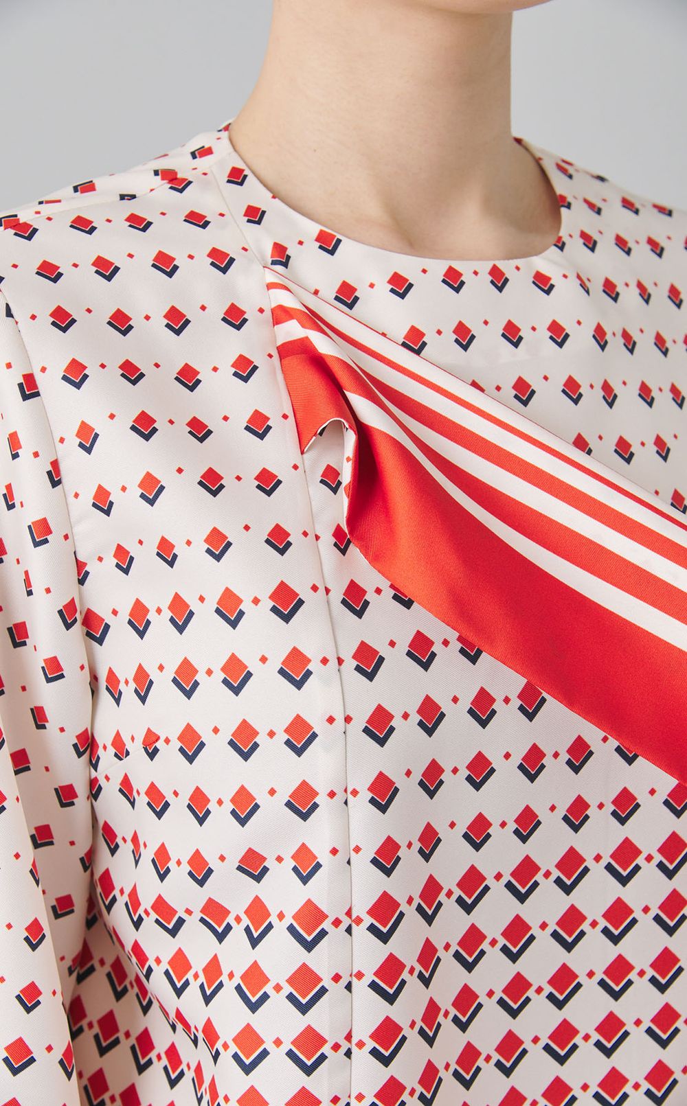 プリントボウタイブラウス