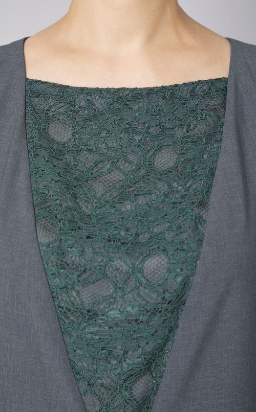 Vネックレースタックワンピース