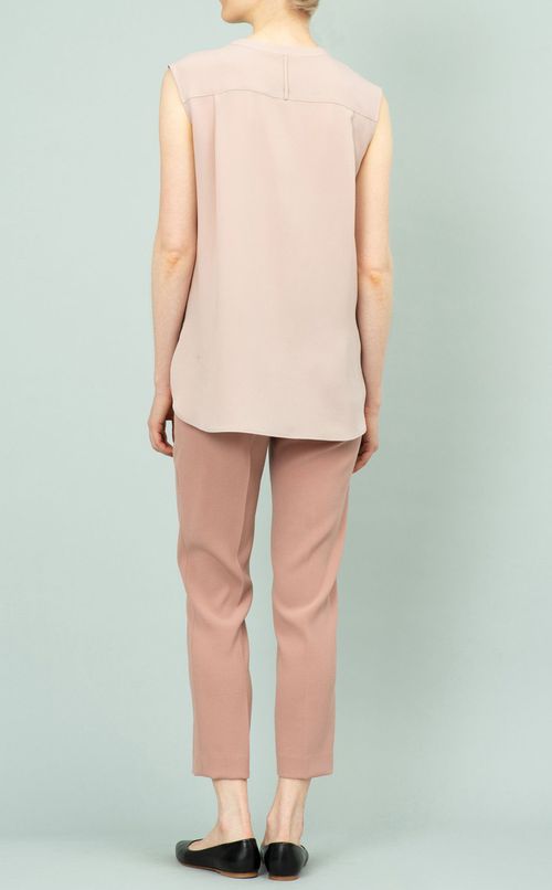 フロントプリーツノースリーブブラウス