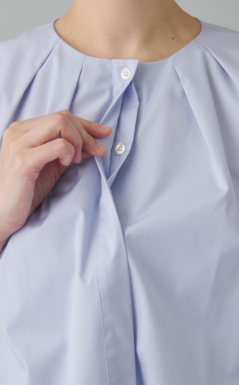 タックハーフスリーブブラウス