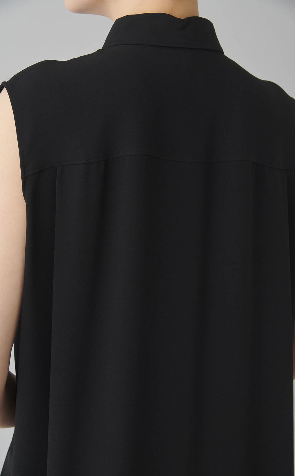 パウダークレープノースリーブシャツ