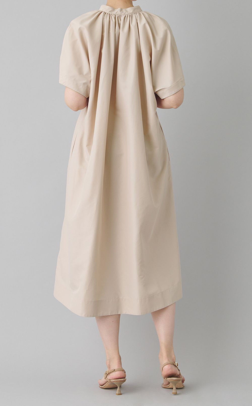 タックハーフスリーブワンピース