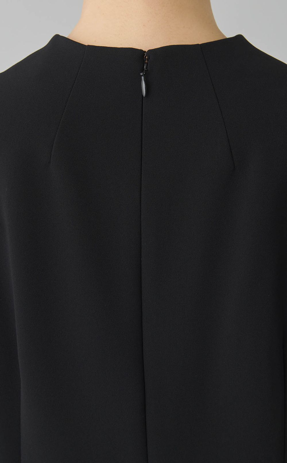 ハイネックIラインドレス