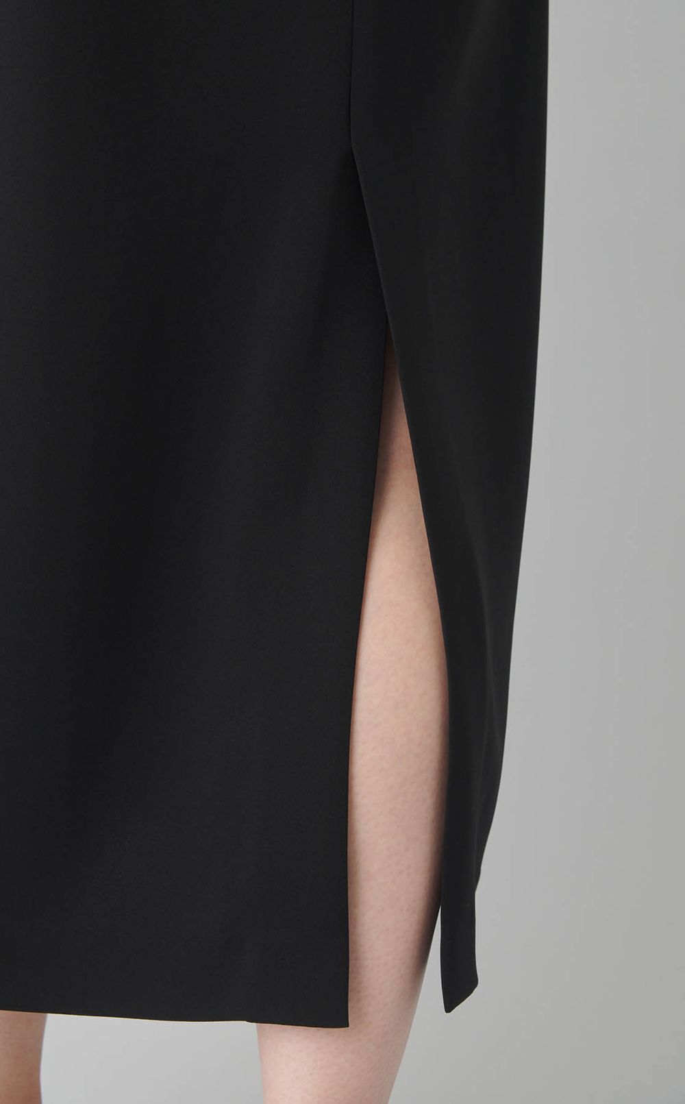 ハイネックIラインドレス