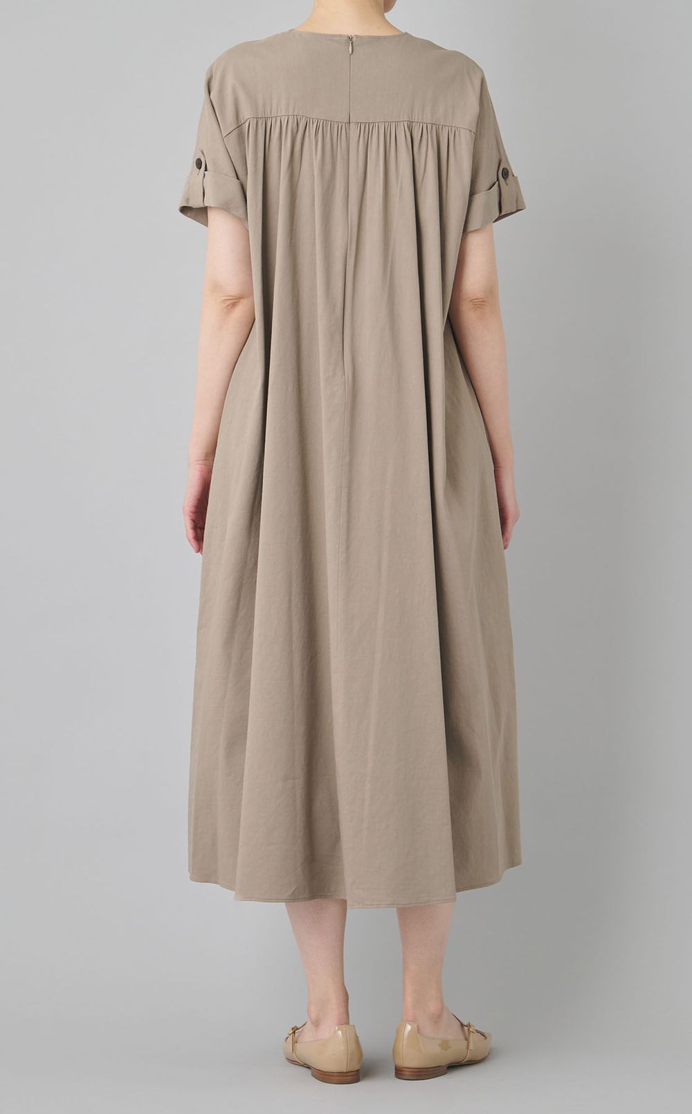 タックハーフスリーブワンピース