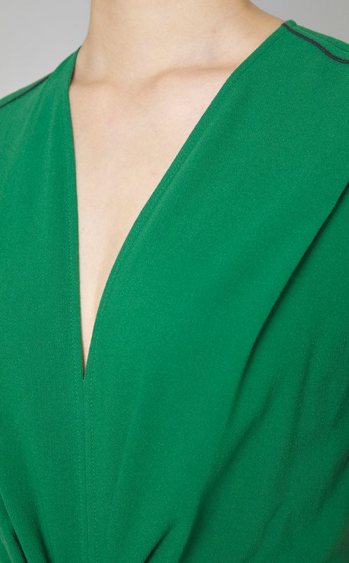 ギャザーVネックミディワンピース