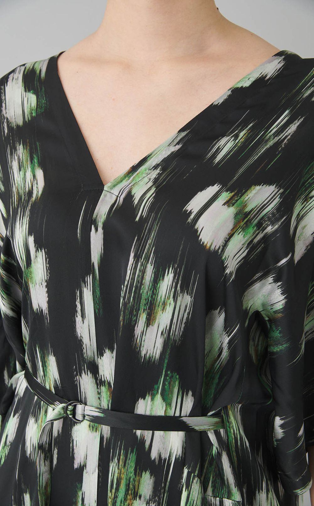 Vネックプリントワンピース