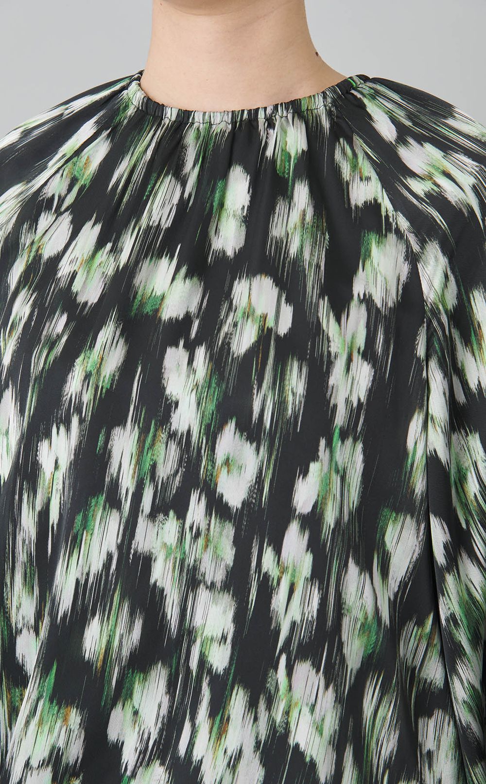 プリントクルーネックブラウス