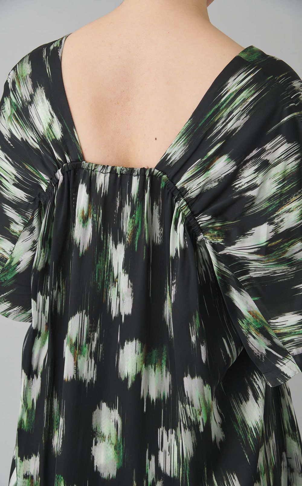 Vネックプリントワンピース