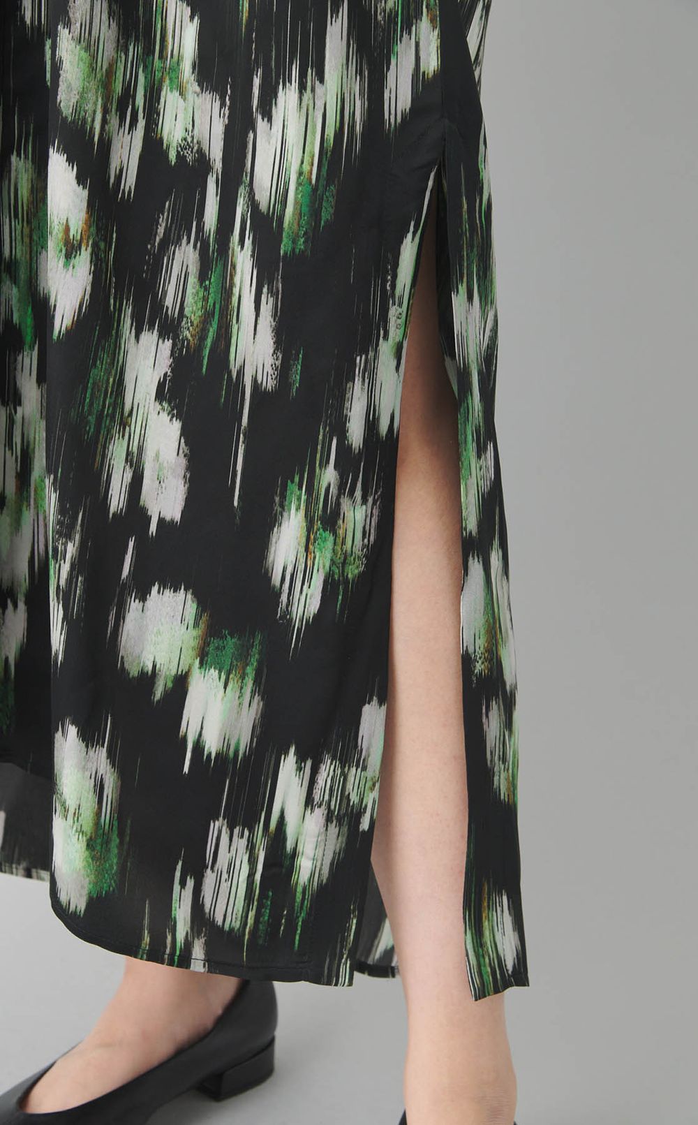 Vネックプリントワンピース