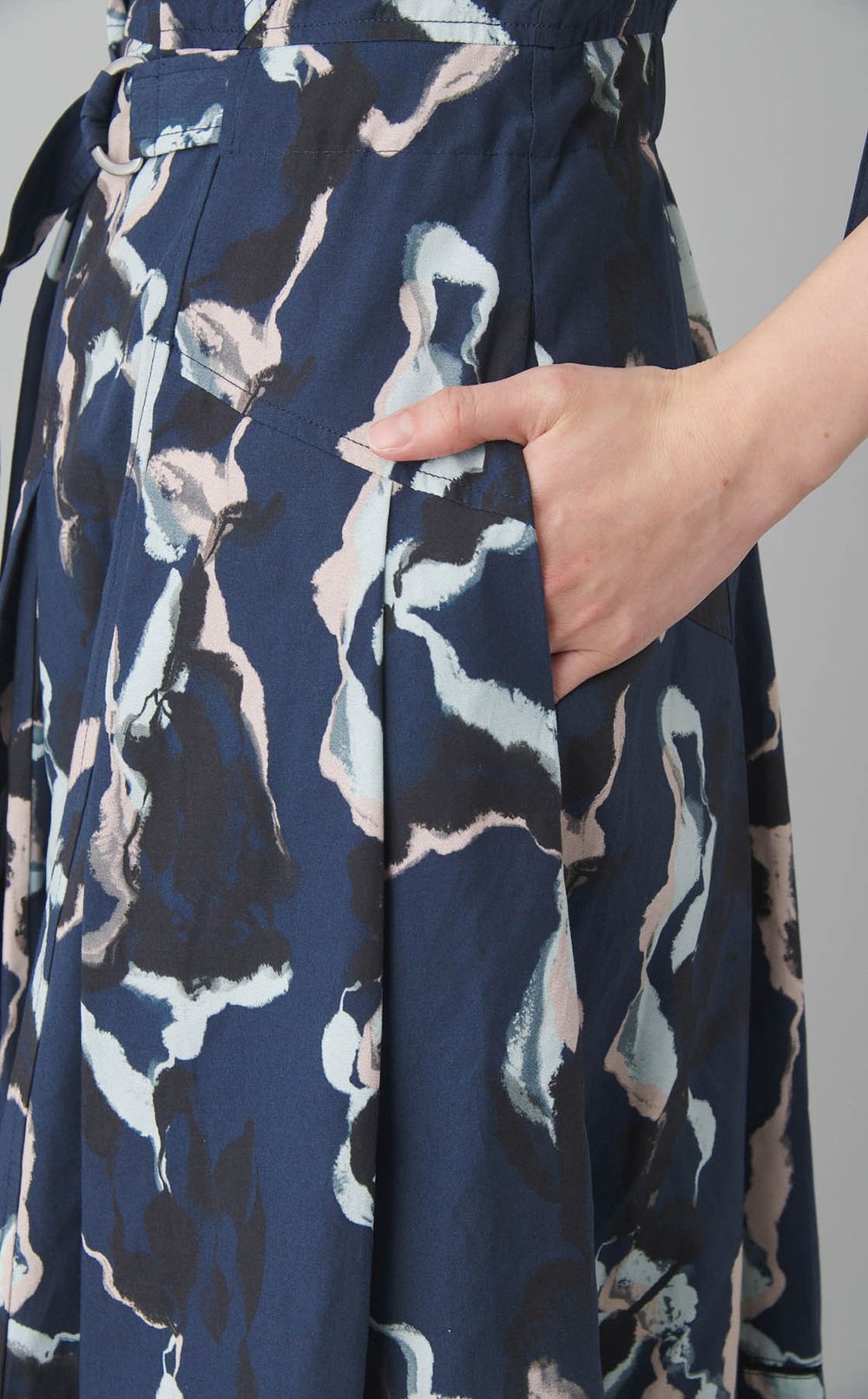 プリントシャーリングスリーブドレス