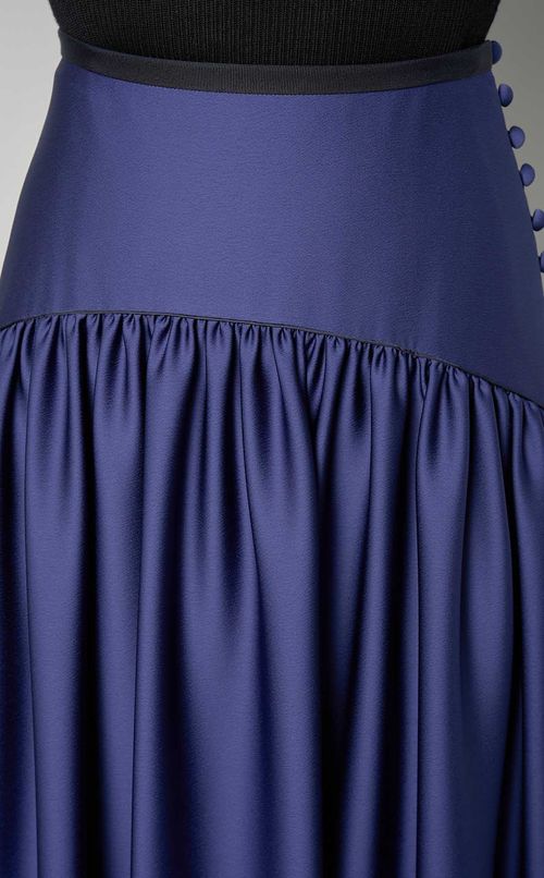 くるみボタンサテンフレアスカート