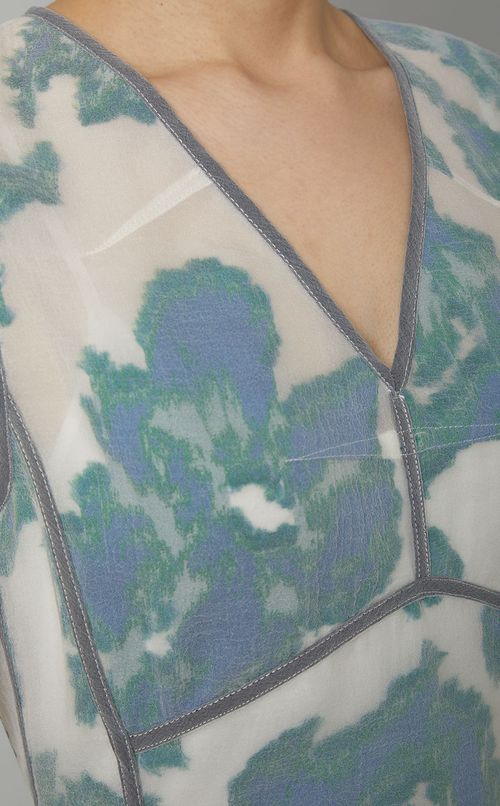 オーガンジーフラワーVネックワンピース