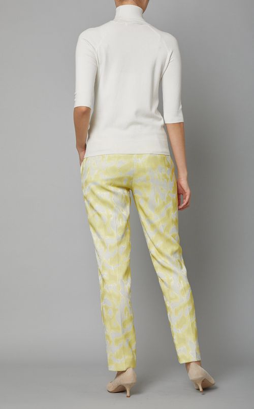 プリントセンタープレステーパードパンツ