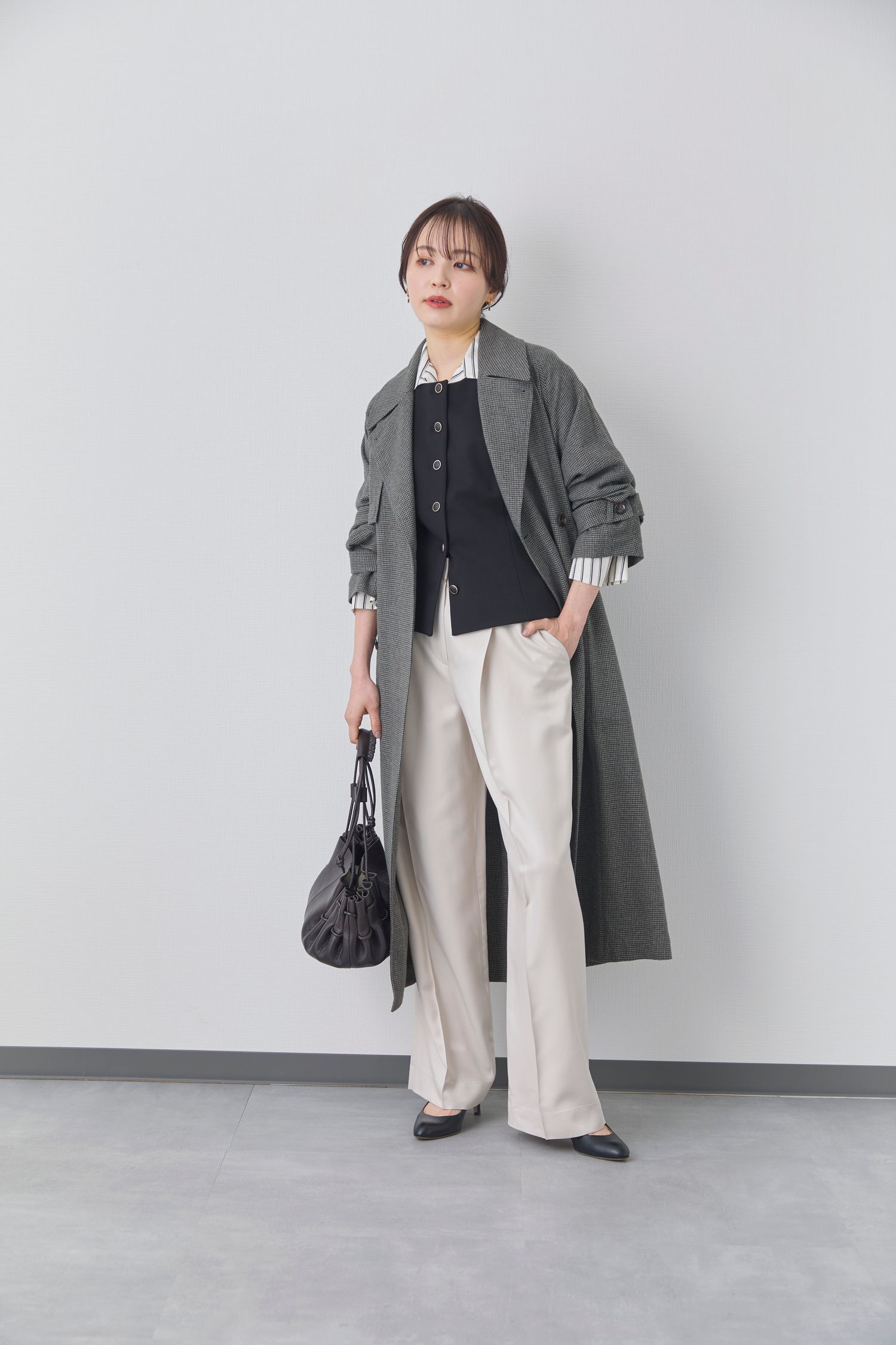 春アウター・トレンチコートのオフィスカジュアルコーデ