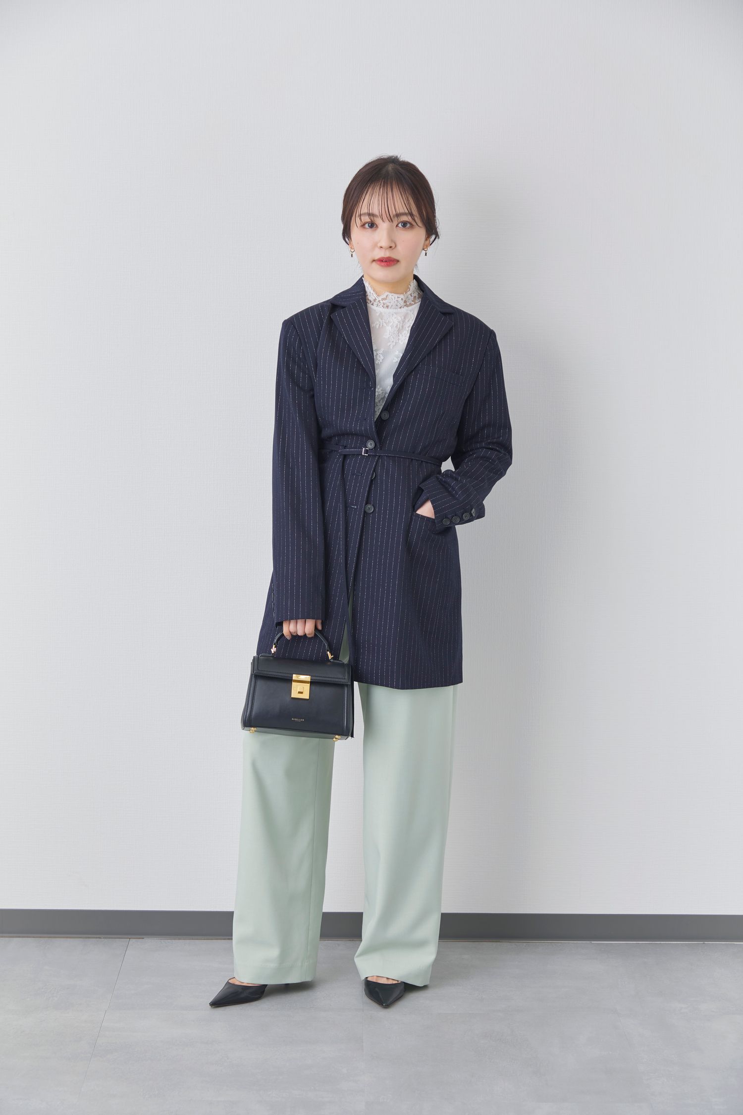 春アウター・ジャケットのオフィスカジュアルコーデ