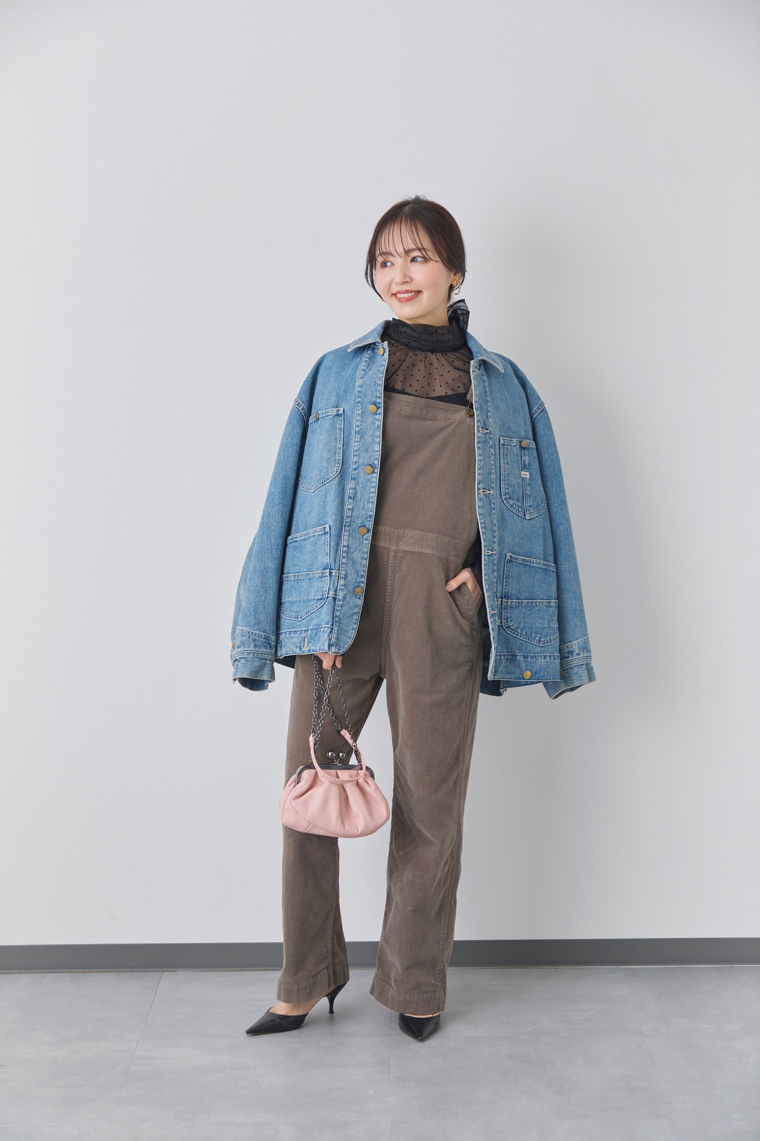 春アウター・デニムジャケットの休日おでかけコーデ