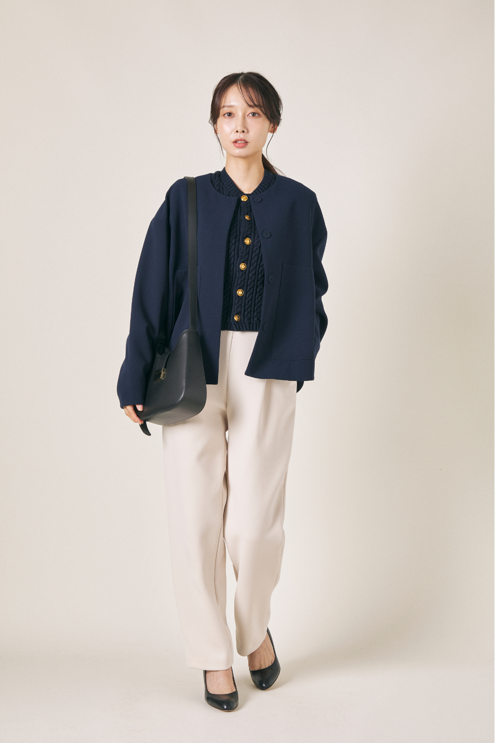 春アウター・ノーカラージャケットのオフィスカジュアルコーデ