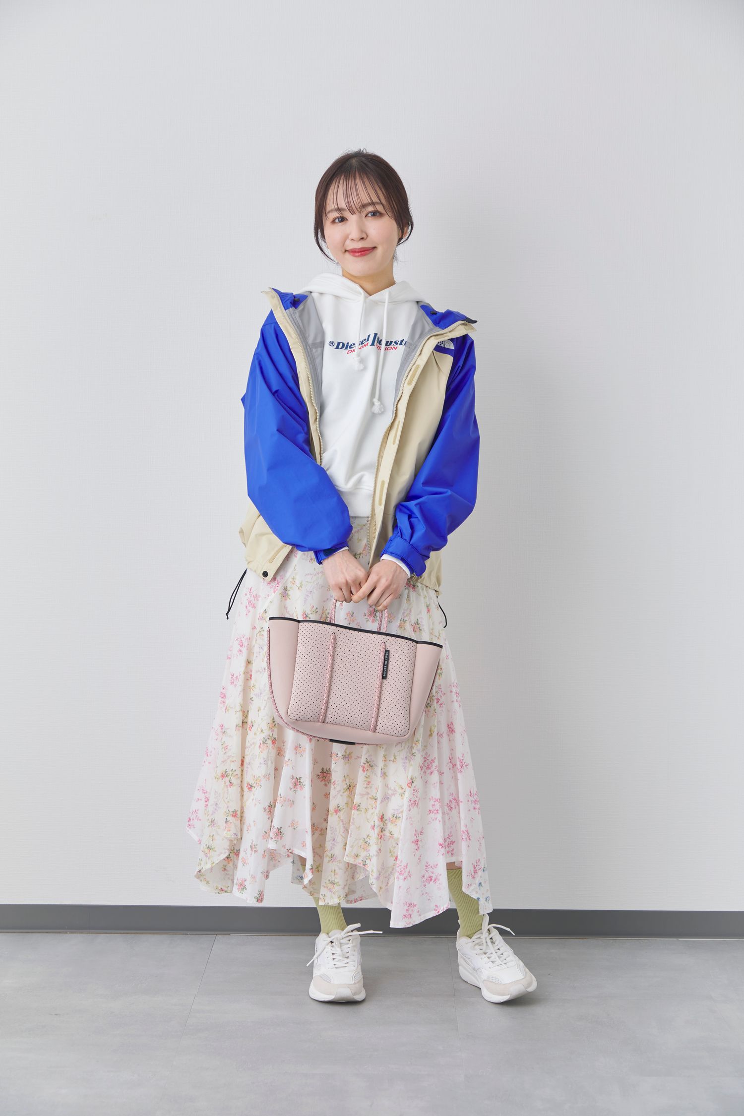 春アウター・トラックジャケットの休日おでかけコーデ