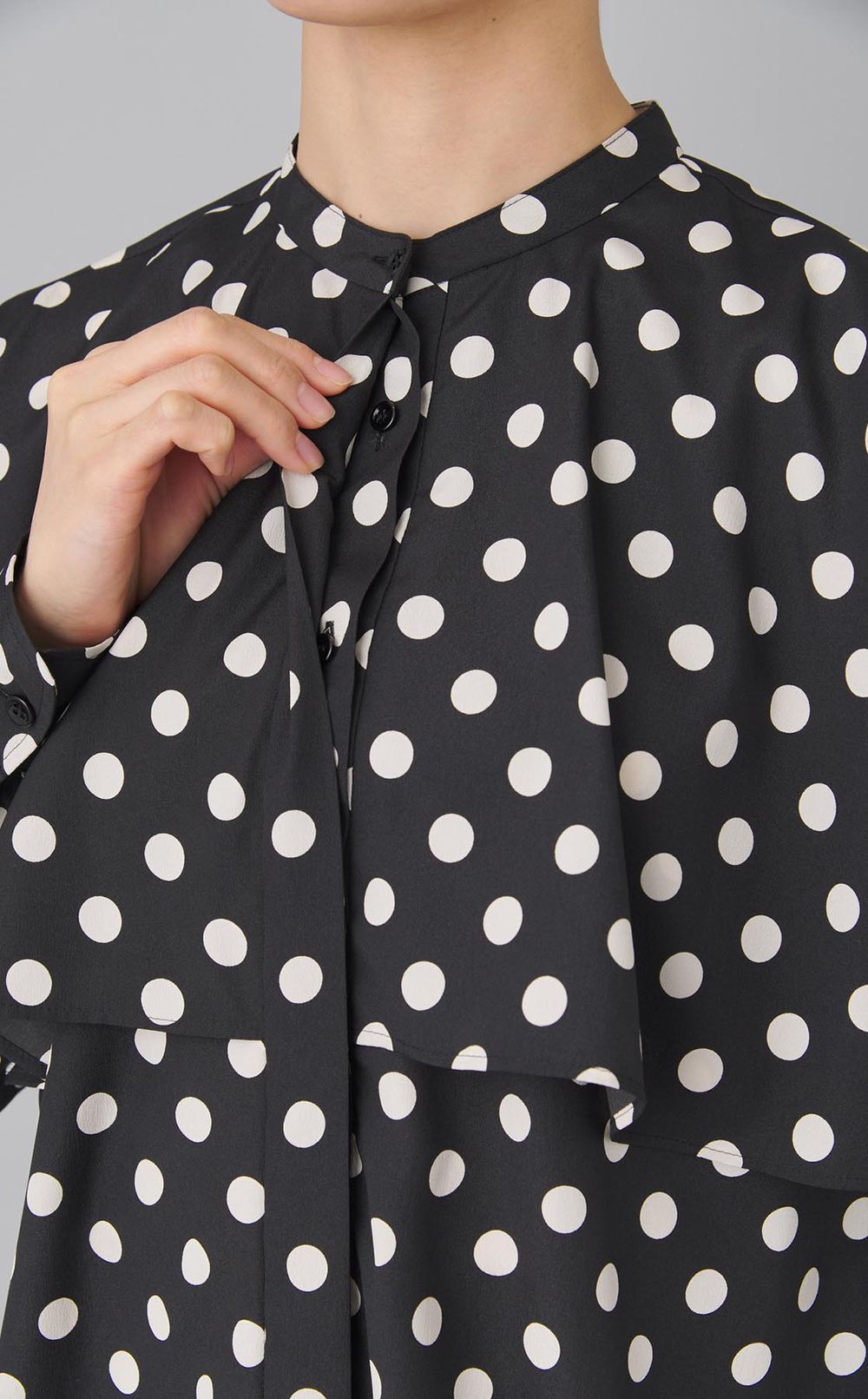 ドットボウタイラッフルブラウス