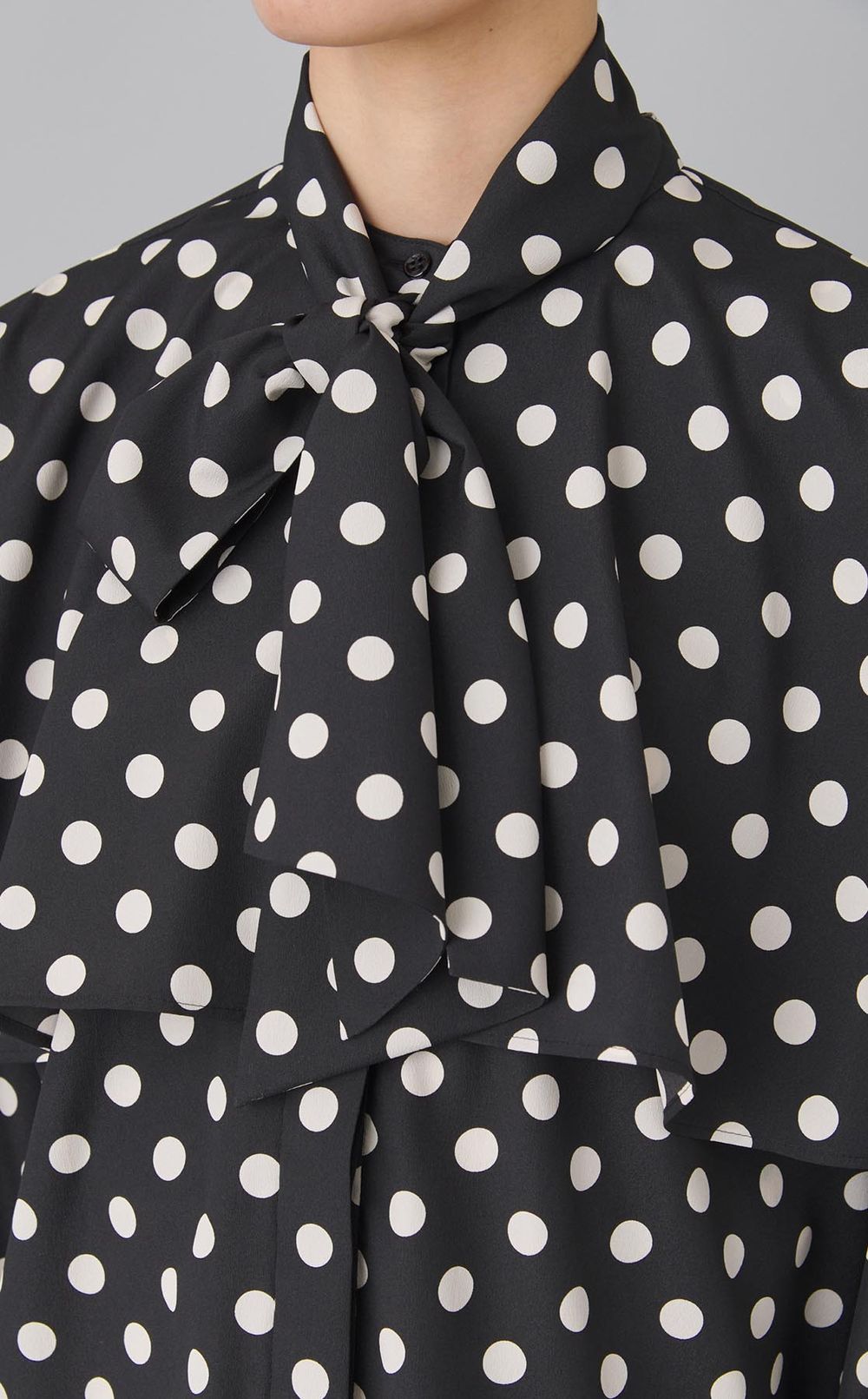 ドットボウタイラッフルブラウス