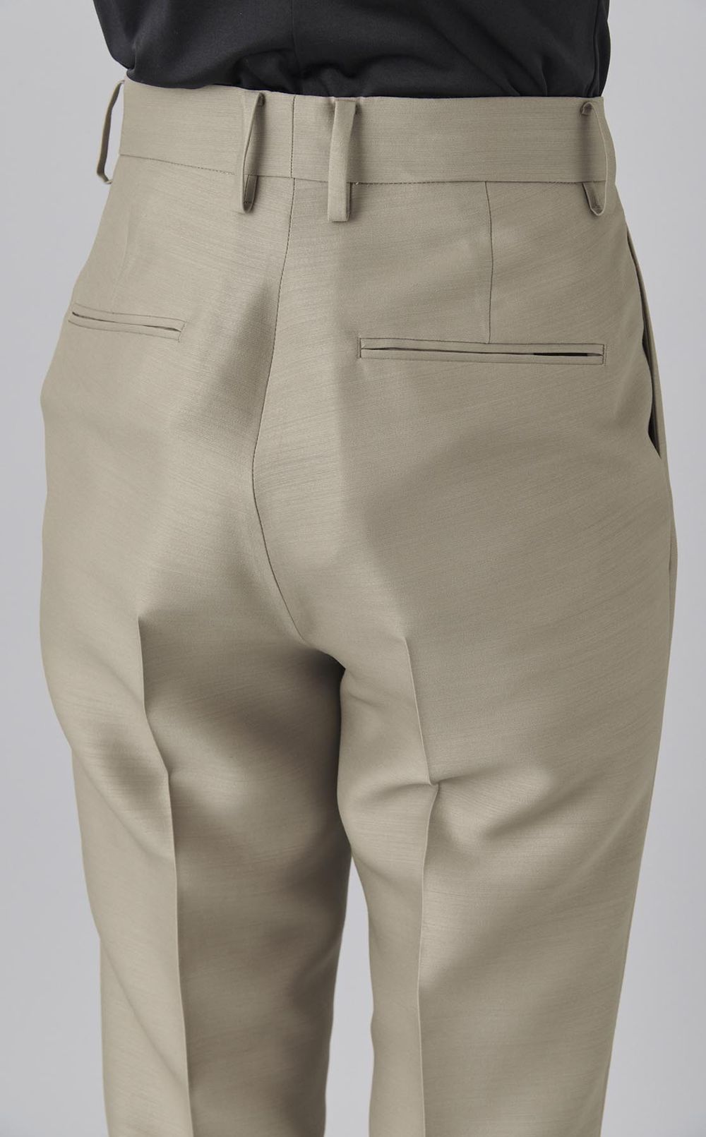 センタープレステーパードパンツ