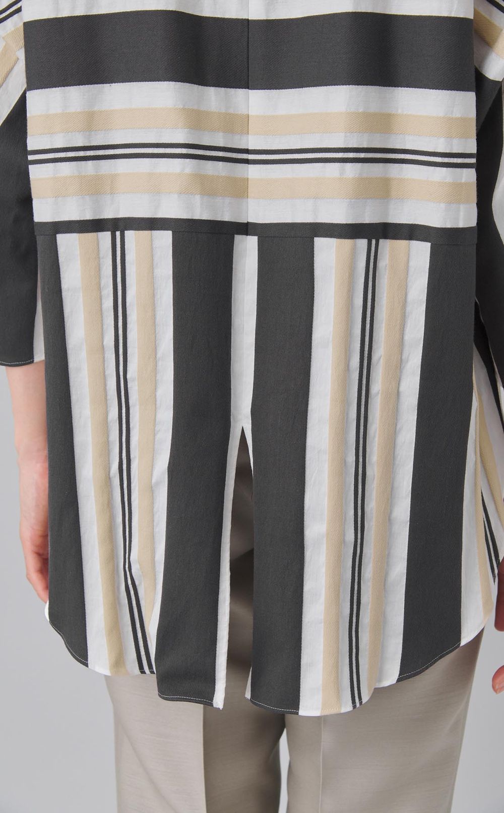 ビッグストライプバックスリットブラウス