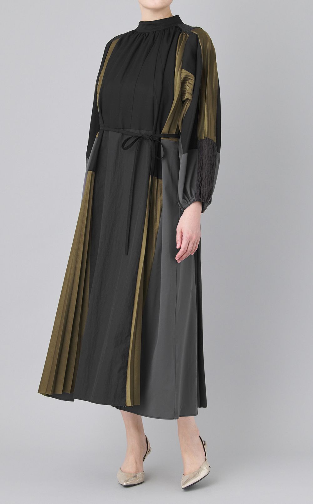 【reADdress】HIGH-NECK PANELED DRESS