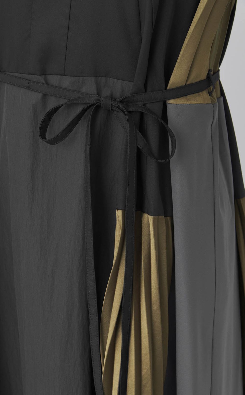 【reADdress】HIGH-NECK PANELED DRESS