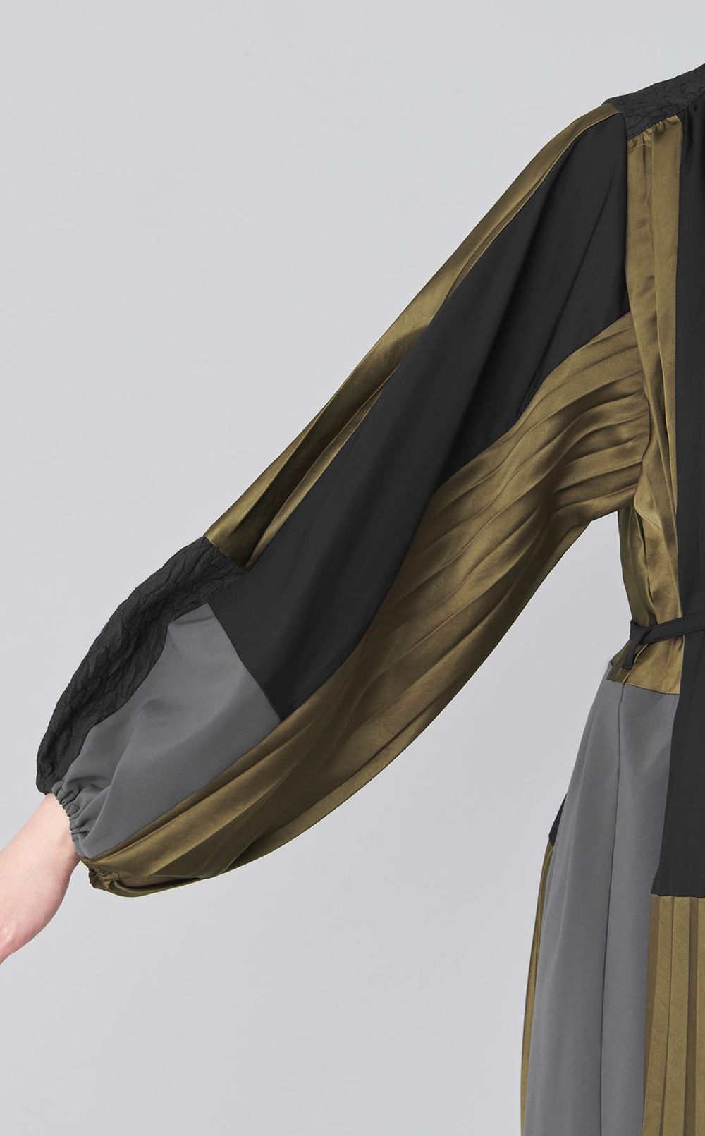 【reADdress】HIGH-NECK PANELED DRESS