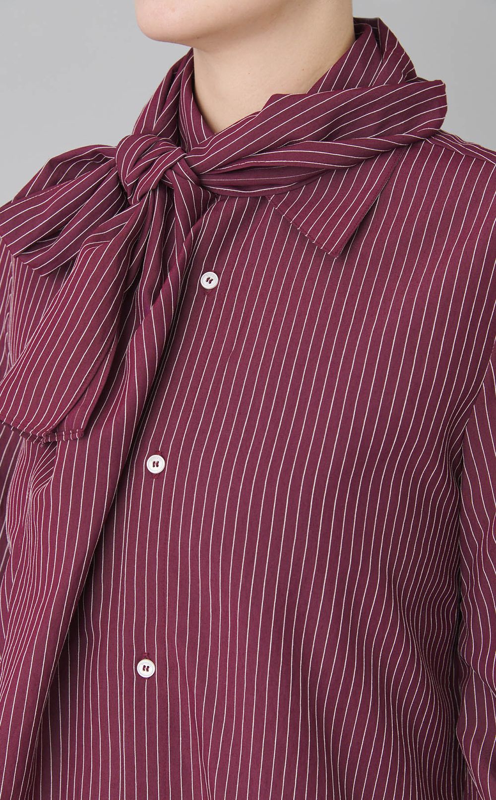 スカーフ付ピンストライプシャツ