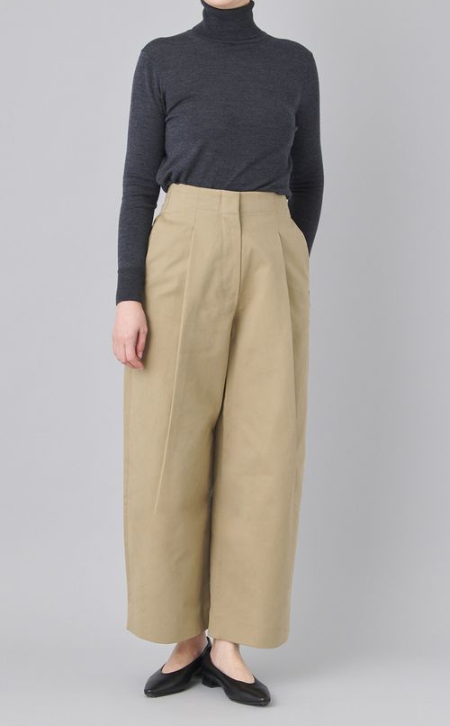 タッククロップドチノパンツ