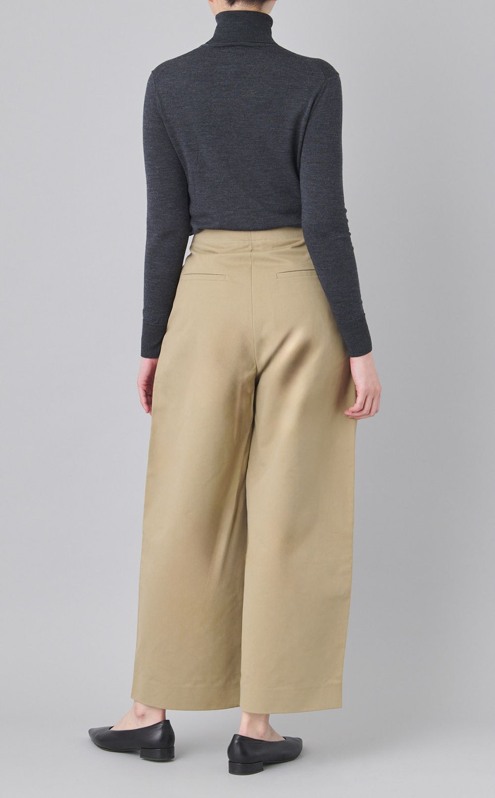 タッククロップドチノパンツ