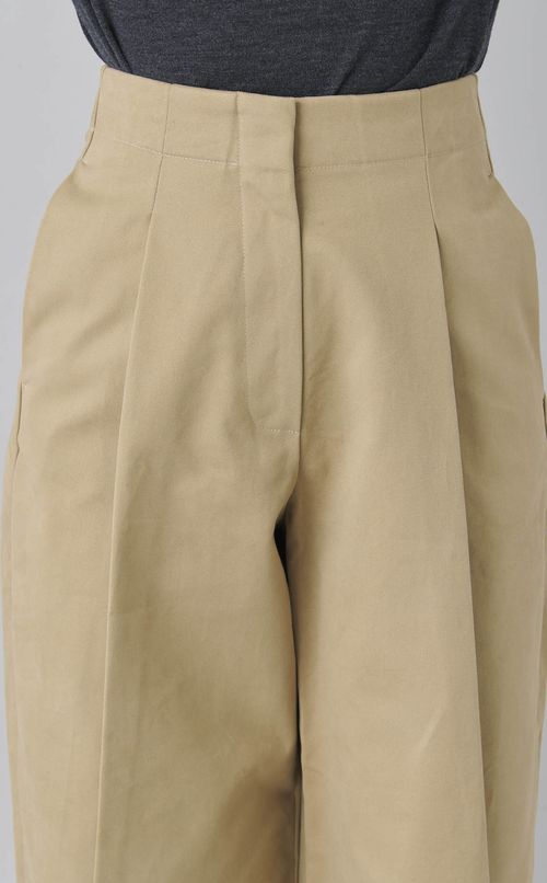 タッククロップドチノパンツ