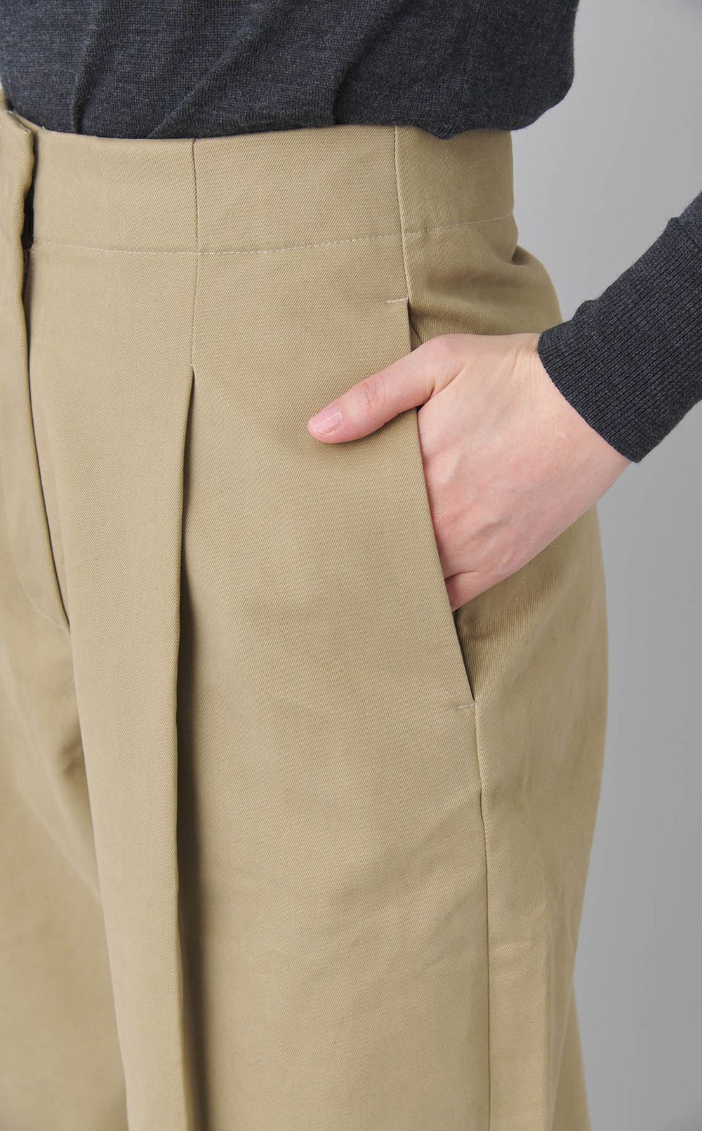 タッククロップドチノパンツ