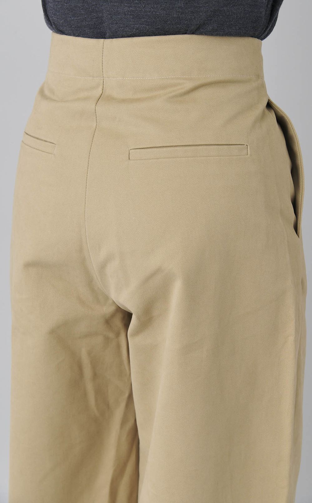 タッククロップドチノパンツ