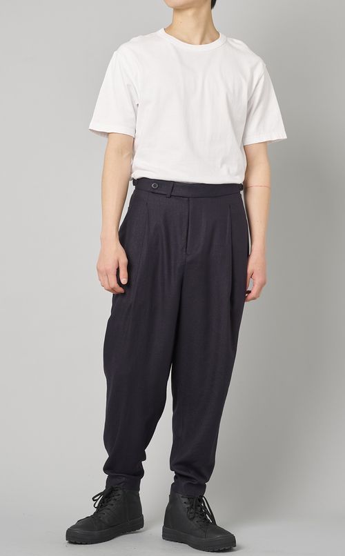 タックテーパードパンツ