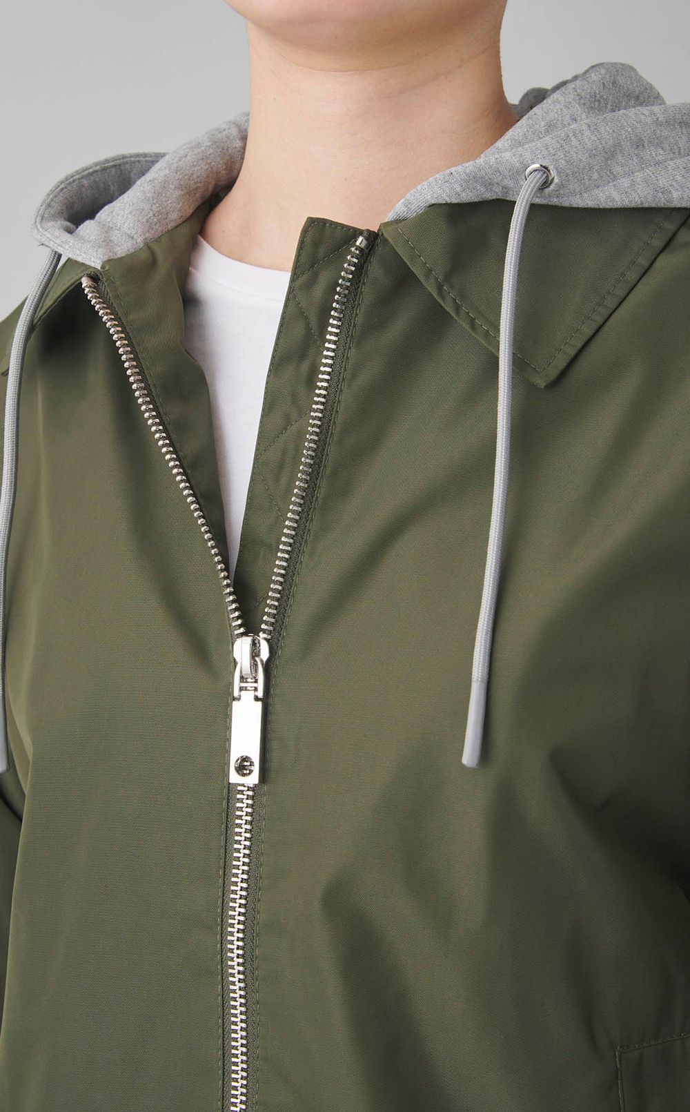 フーディ付ナイロンショートブルゾン