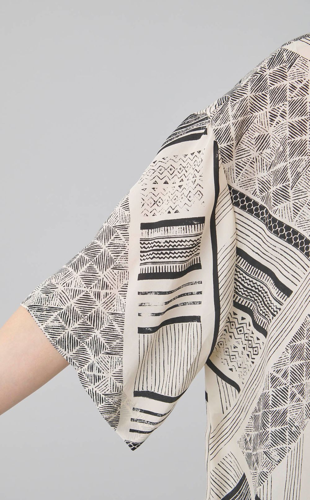 トライバル柄オーバーTシャツ